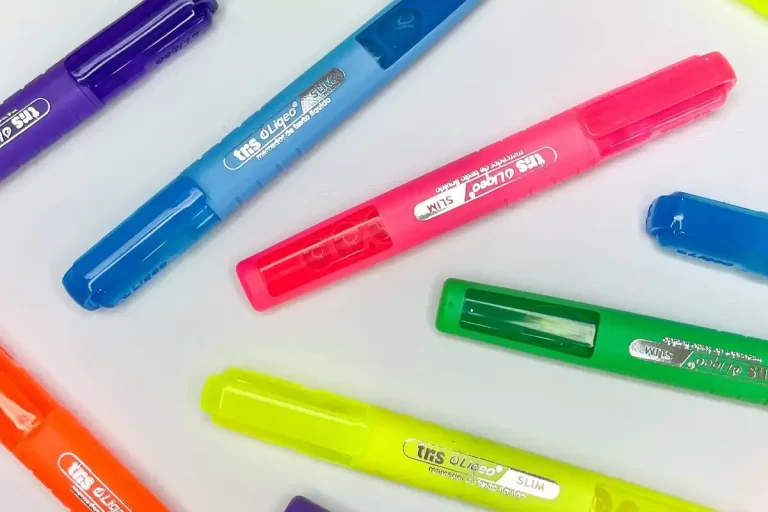 Conjunto de marca-textos coloridos da marca Tris, destacando suas cores vibrantes, ideal para destacar e colorir em estudos e trabalhos escolares.