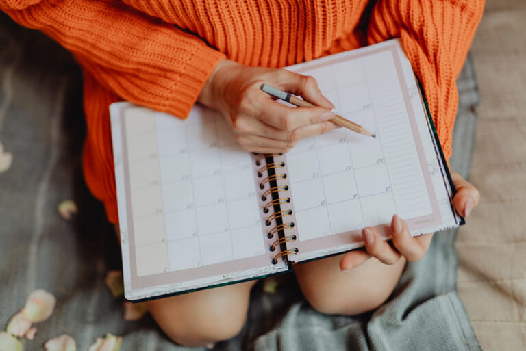 mulher escrevendo na agenda