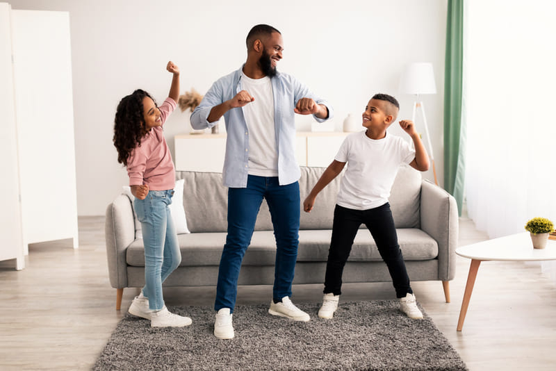 pai e filhos dançando