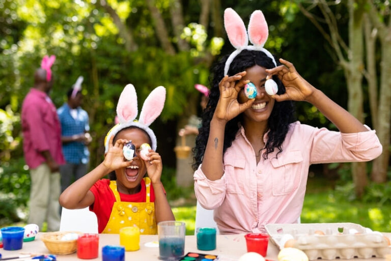 Mãe e filha se divertindo colocando ovos pequenos de Páscoa nos olhos