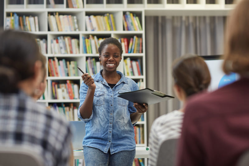 Jovem fazendo apresentação em biblioteca