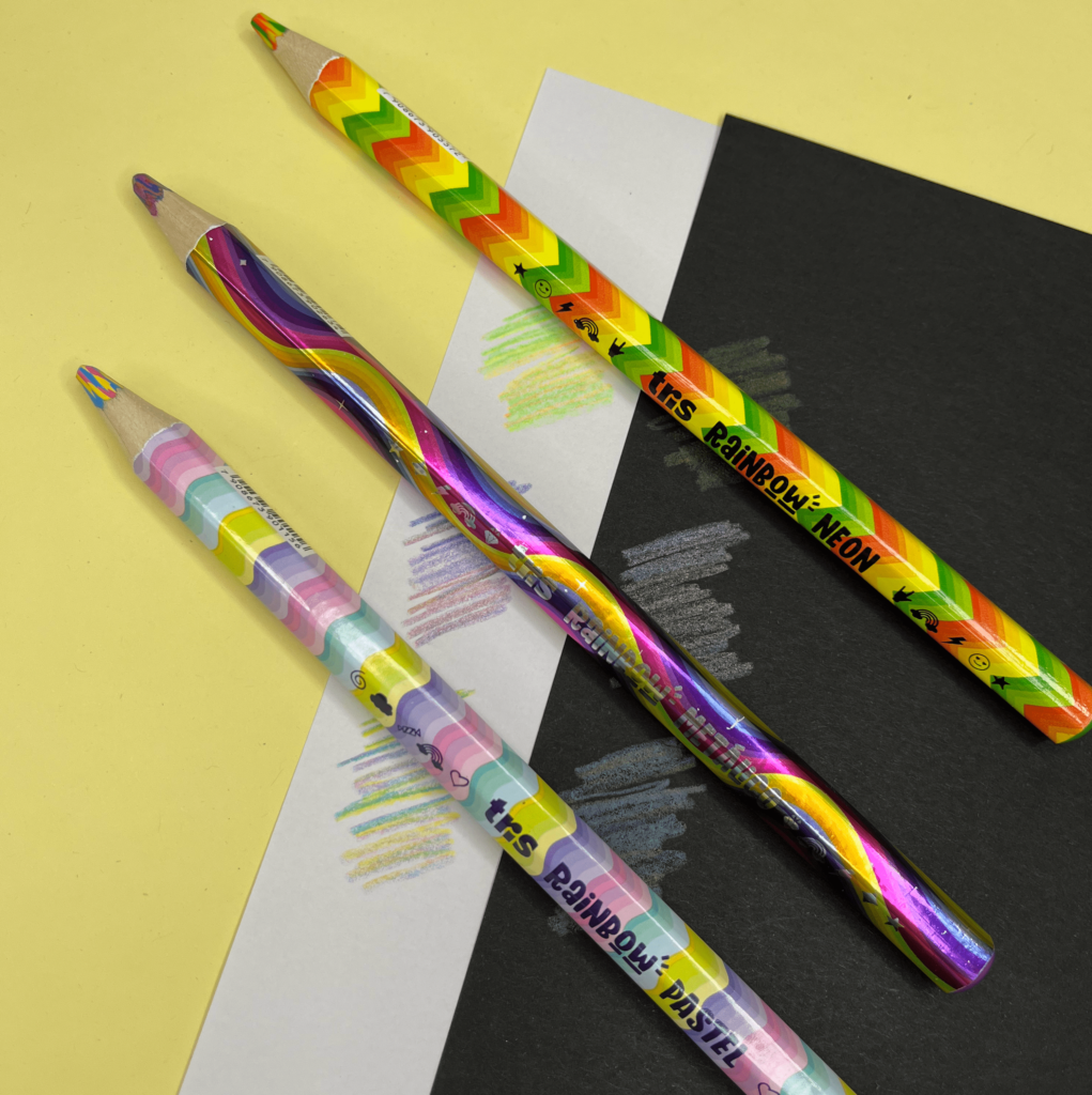 Três Lápis de Cor Rainbow da Tris com papéis preto e branco.