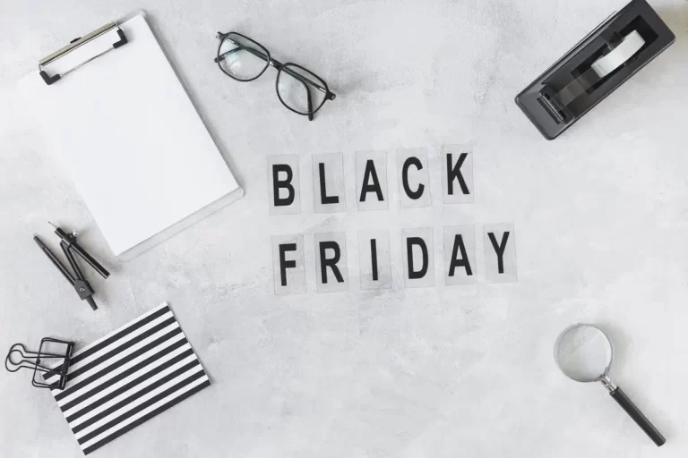 Título Black Friday em mesa com itens de escritório