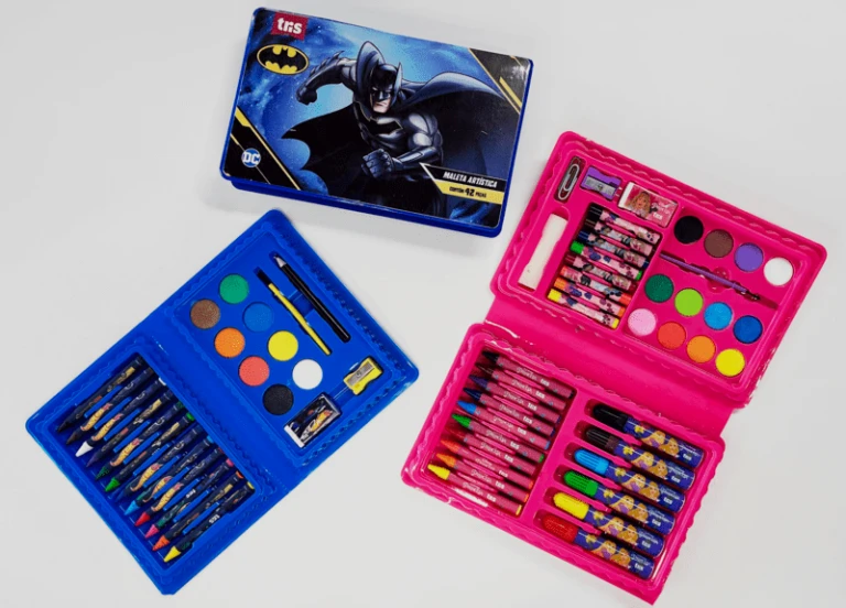 Maleta de colorir Tris para crianças com design do Batman, incluindo lápis de cor, canetinhas e tintas em uma caixa colorida.