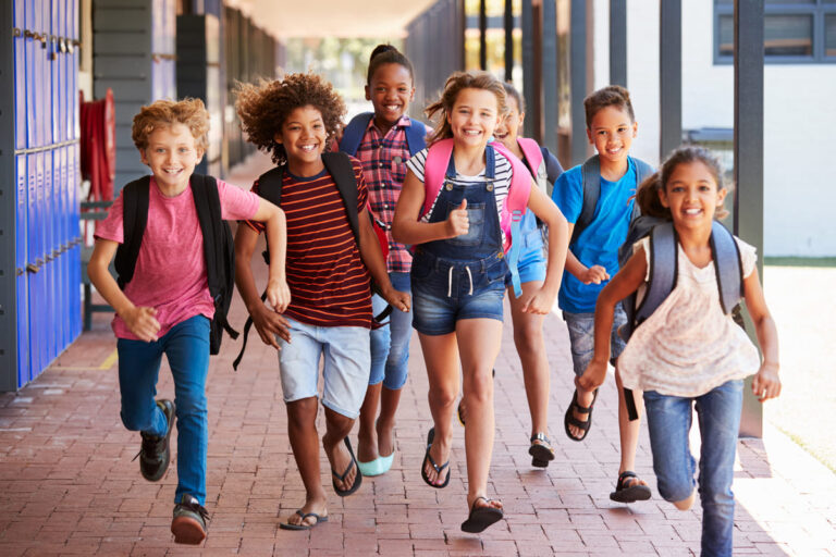 Crianças correndo em corredor na escola