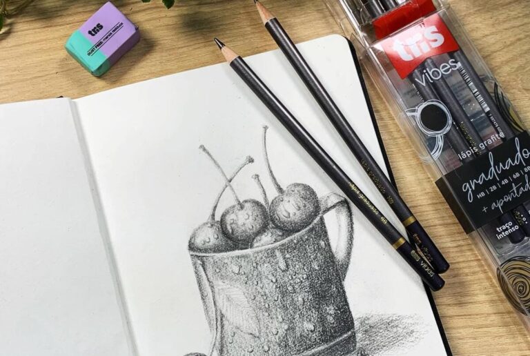 Desenho de bolo e sketchbook e conjunto de lápis grafite Tris