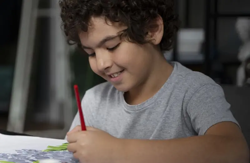 Criança pintando com aquarela