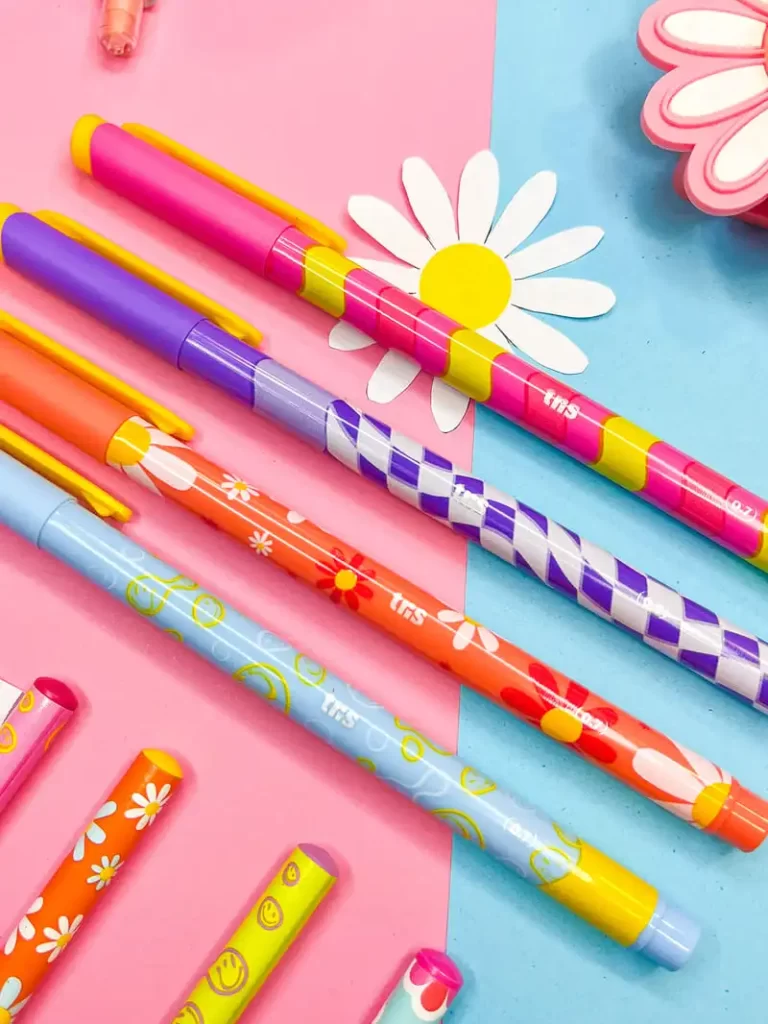 Composição de produtos da linha Holic Dopamina da Tris em fundo rosa e azul