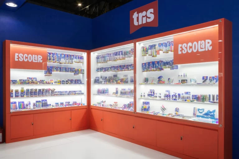 Vitrine da Tris em exposição com todos os materiais da marca