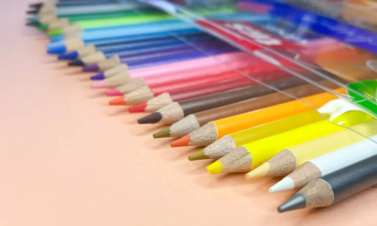 Exposição de lápis de cor coloridos da loja de material escolar Tris, organizados em uma grade, destacando suas pontas de várias tonalidades. Ideal para atividades artísticas e escolares.