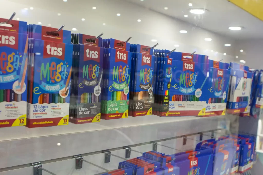 Exposição de lápis de cor TRIS em loja com várias opções de cores e pacotes variados, ideal para artistas e estudantes. Oferece alta qualidade e durabilidade, sendo excelente dica para quem procura onde comprar material escolar.