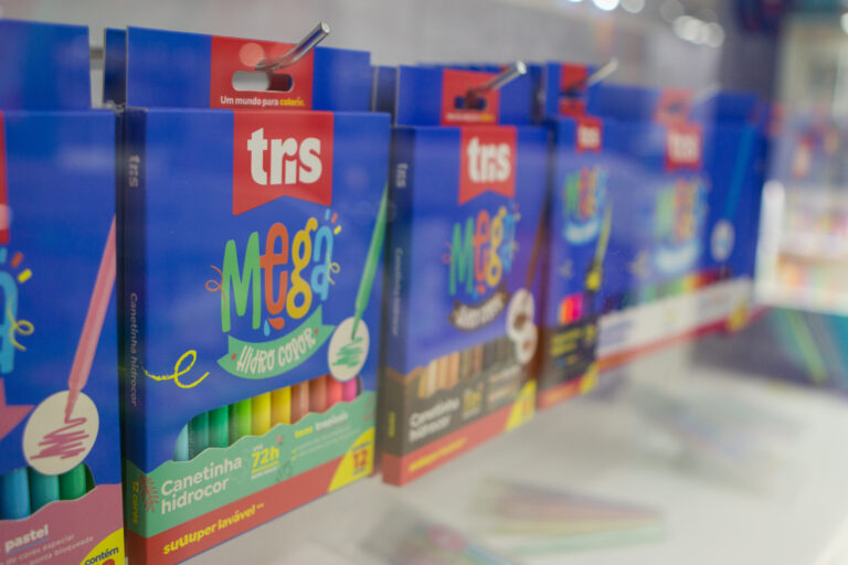 Conjunto de material escolar Tris, com lápis coloridos da marca em destaque na loja, ideal para crianças e atividades escolares.