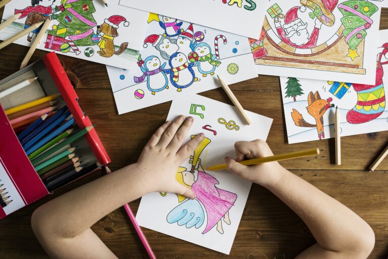 Criança pintando papeis com lápis de cores