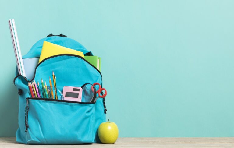 Mochila com materiais escolares
